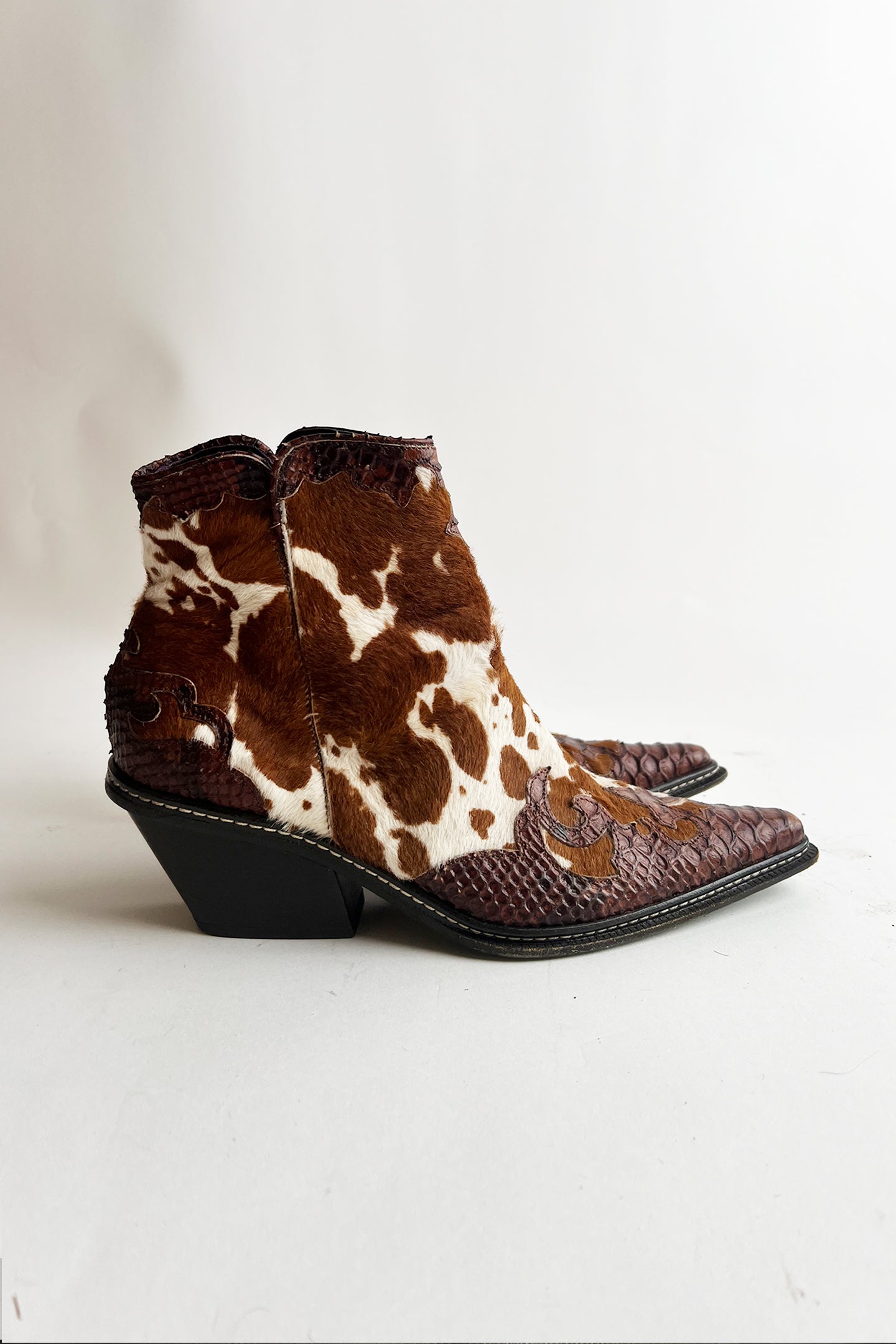 Vintage 90s Y2k Italian cowhide western heeled boots 37