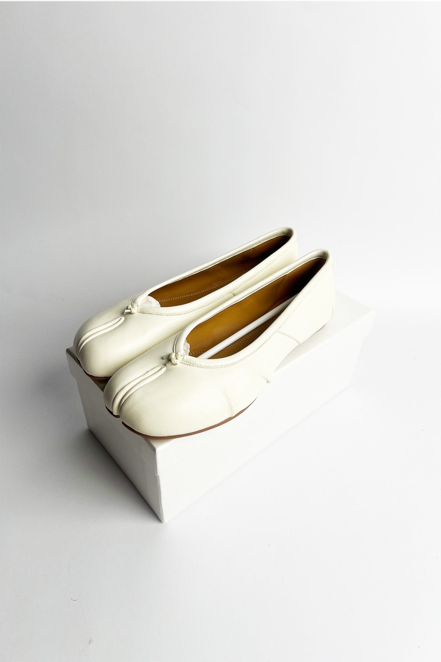 Maison Margiela white leather tabi ballet flats 38 new with box