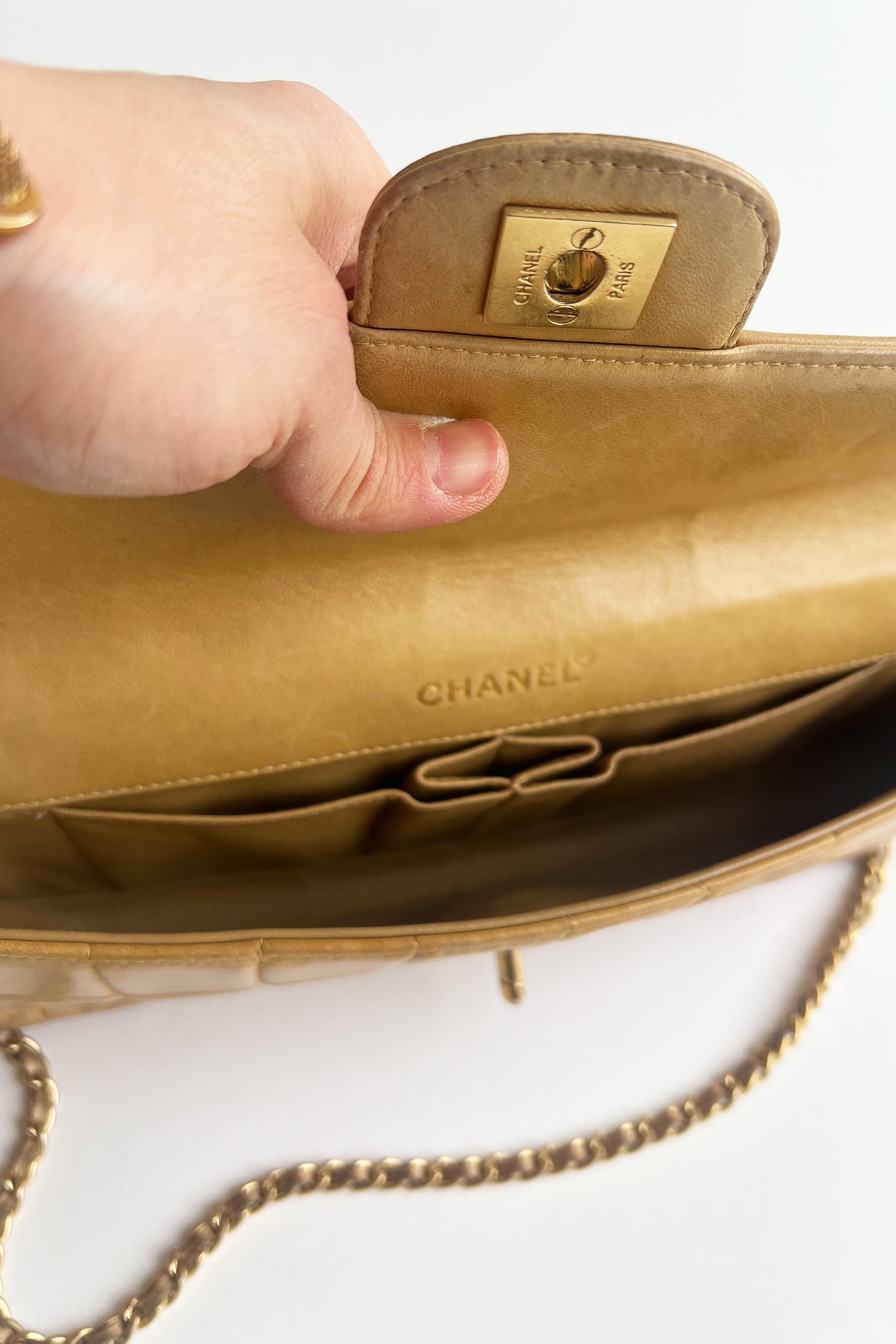 Vintage Chanel beige lamb leather shoulder bag