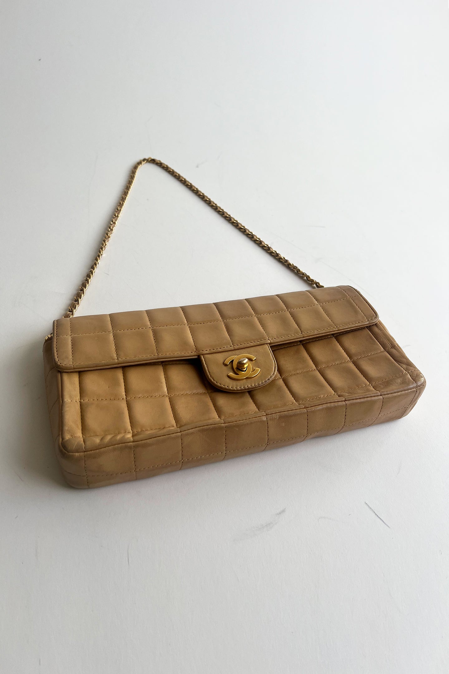 Vintage Chanel beige lamb leather shoulder bag