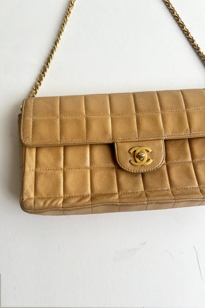 Vintage Chanel beige lamb leather shoulder bag