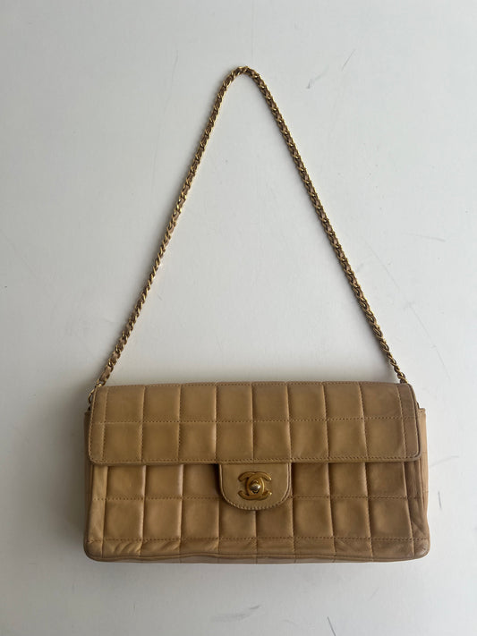 Vintage Chanel beige lamb leather shoulder bag